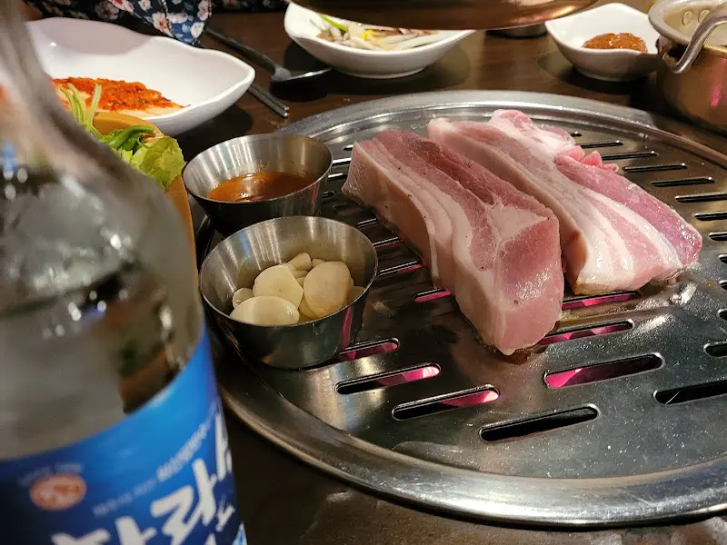 불판 위에서 익어가는 돼지고기와 한라산