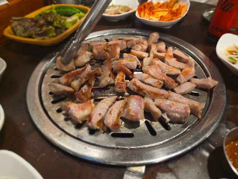 노릇하게 구워진 돼지고기