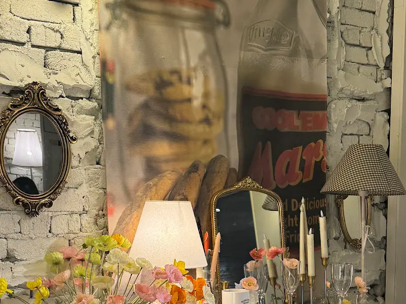 앤티크한 소품과 은은한 조명이 어우러진 카페 내부