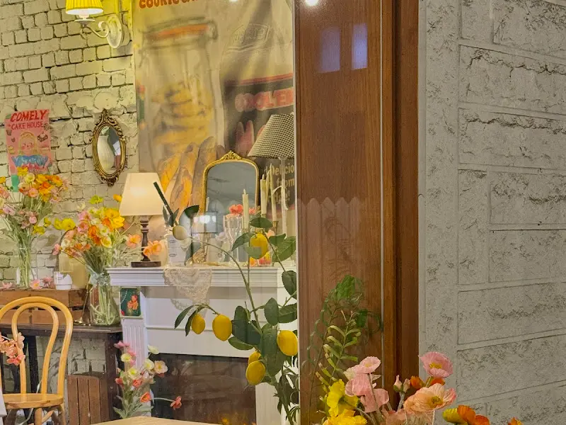 카페 내부의 아기자기한 인테리어