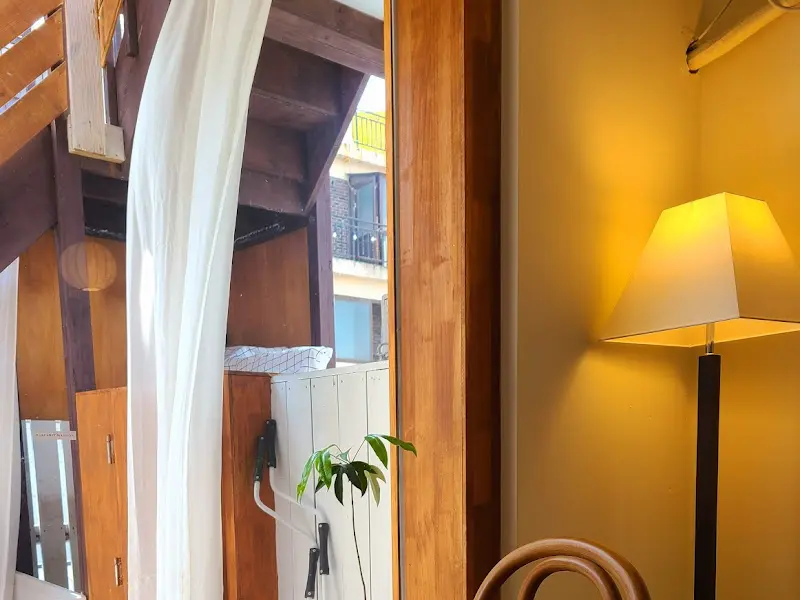 흰 커튼이 드리워진 창가