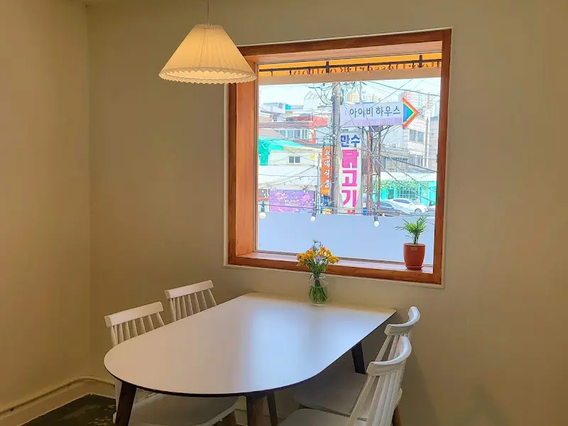 창밖 풍경이 보이는 테이블