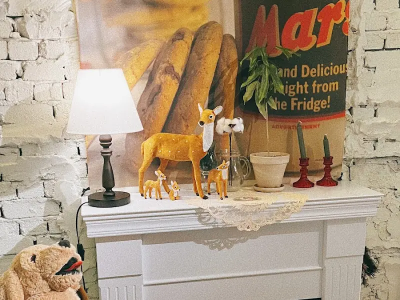 벽난로 위의 소품들