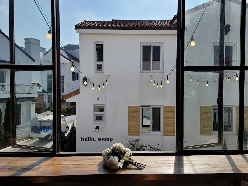 창밖으로 보이는 메타프로방스 풍경