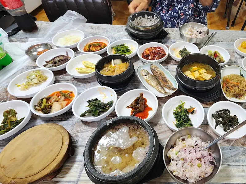 돌솥밥 정식 한상차림