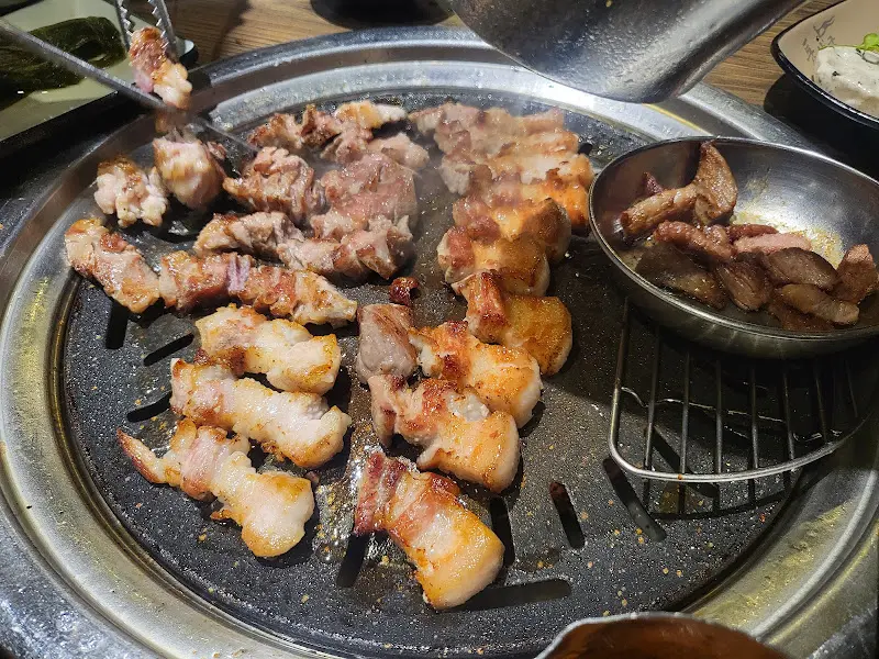 노릇하게 구워지는 꽃목살과 삼겹살