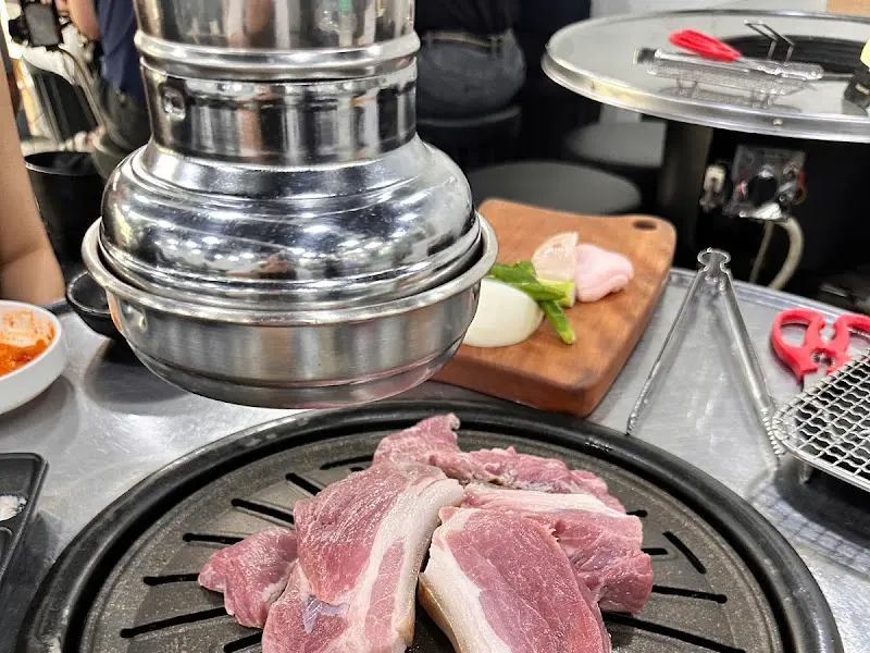 숯불 위에 올려진 붉은 빛깔의 숙성 앞다리살