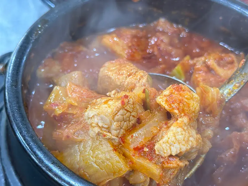 고기가 듬뿍 들어간 김치찌개