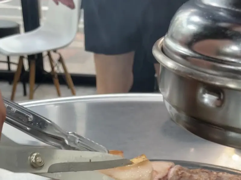 직원분이 고기를 구워주는 모습