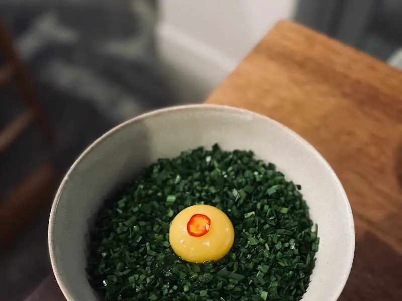 싱그러운 부추와 계란 노른자의 조화