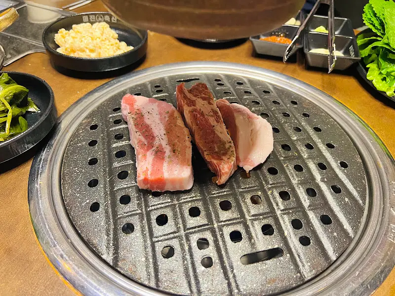 숯불 위에서 구워지고 있는 삼겹살과 목살