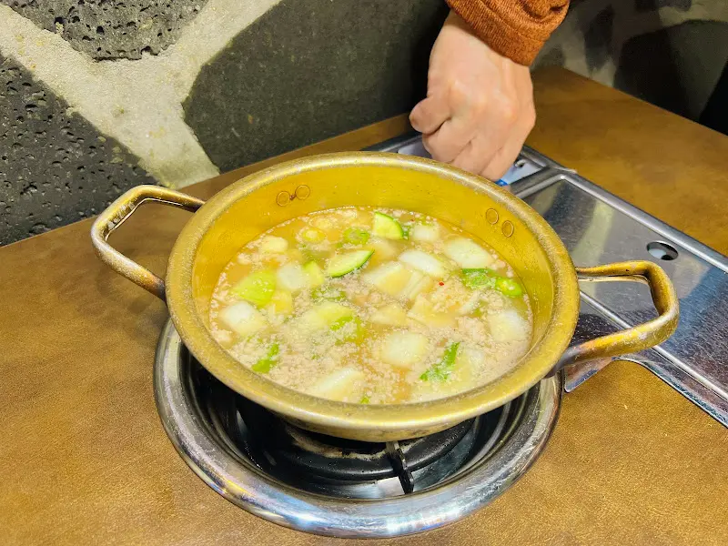 테이블 위에 놓인 된장찌개