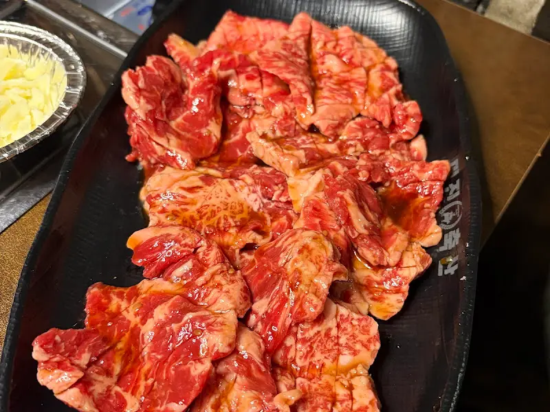 접시에 담긴 신선한 소고기