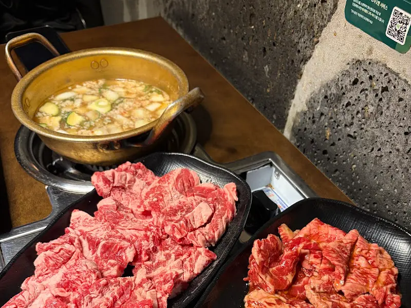 맛있게 구워진 고기와 된장찌개