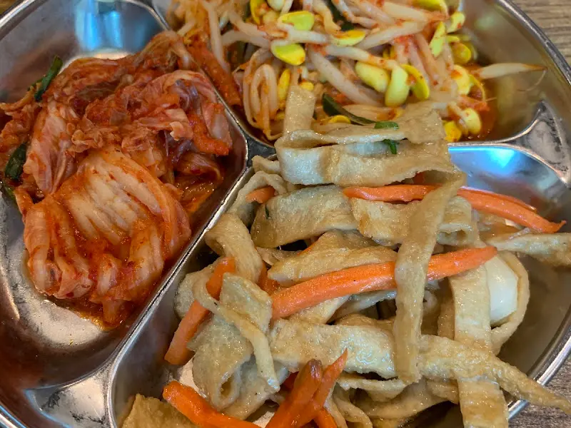 김치찌개 속 돼지고기를 자르는 모습