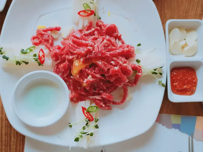 신선함이 느껴지는 육회 한 접시