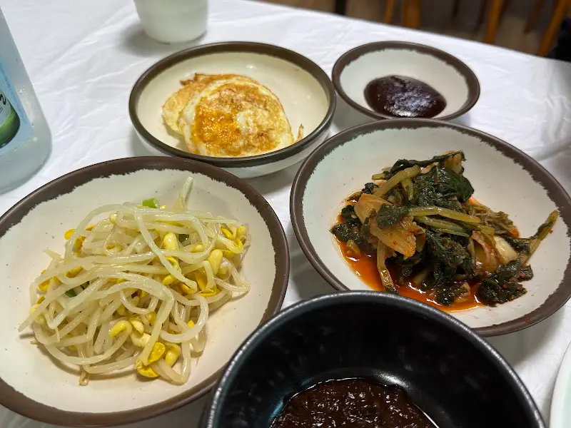 정갈하게 담겨 나온 밑반찬