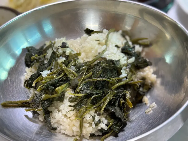 곤드레 나물이 가득 담긴 곤드레밥