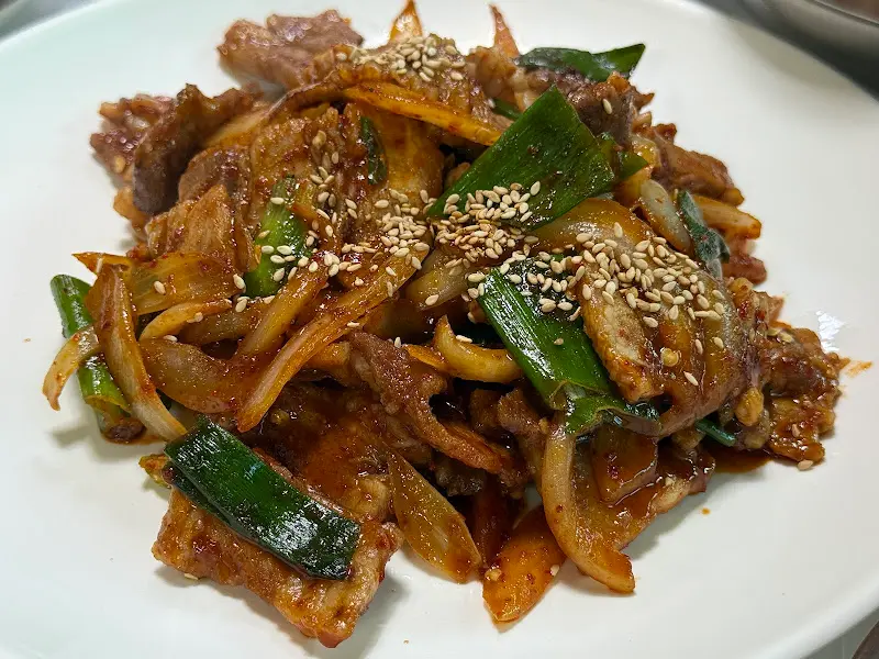 매콤한 양념이 입맛을 돋우는 제육볶음