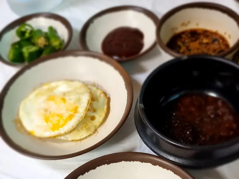 정갈하게 차려진 밑반찬 클로즈업