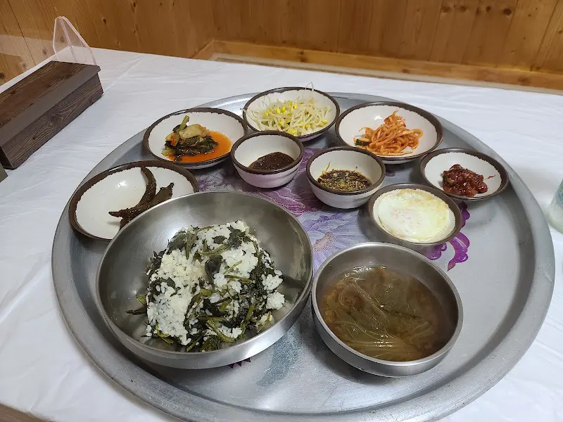 쟁반에 담겨 나오는 푸짐한 한 상 차림