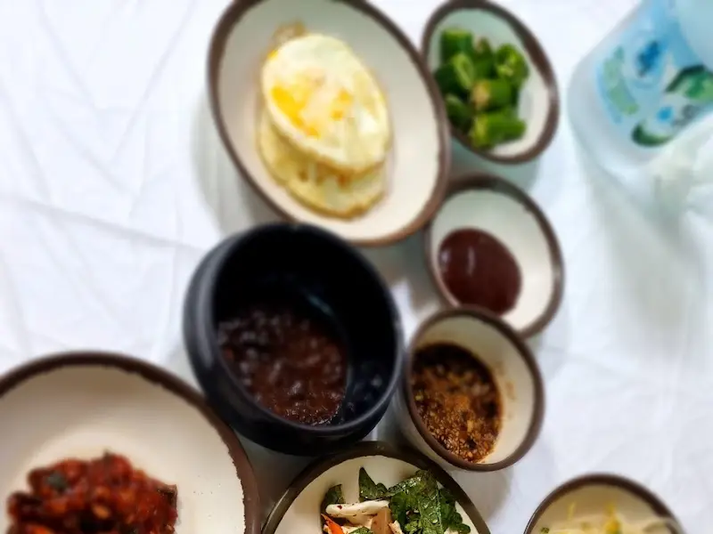 계란 후라이와 깍두기 등 다채로운 밑반찬 구성