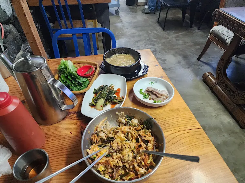 다채로운 색감의 보리밥