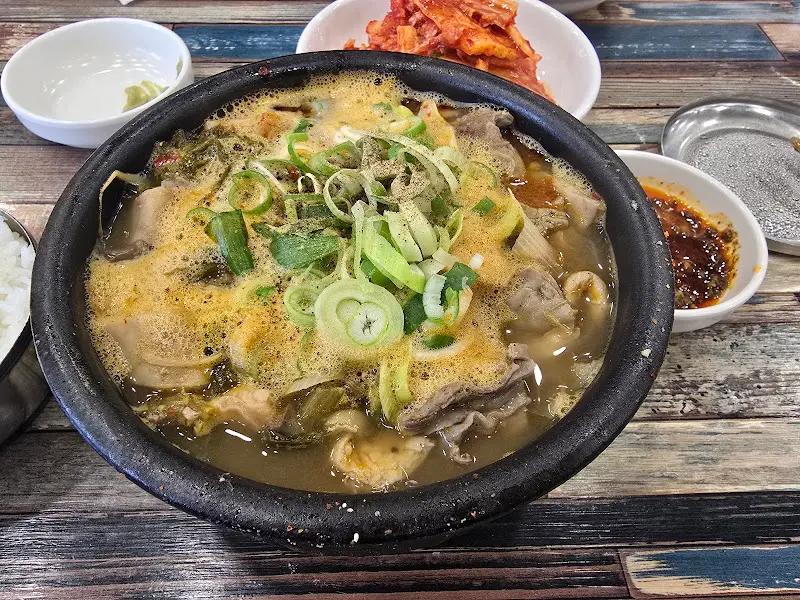 다양한 각도에서 찍은 해장국 사진