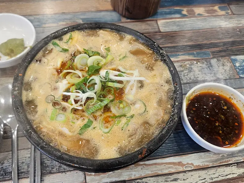 해장국과 함께 제공되는 겨자 소스