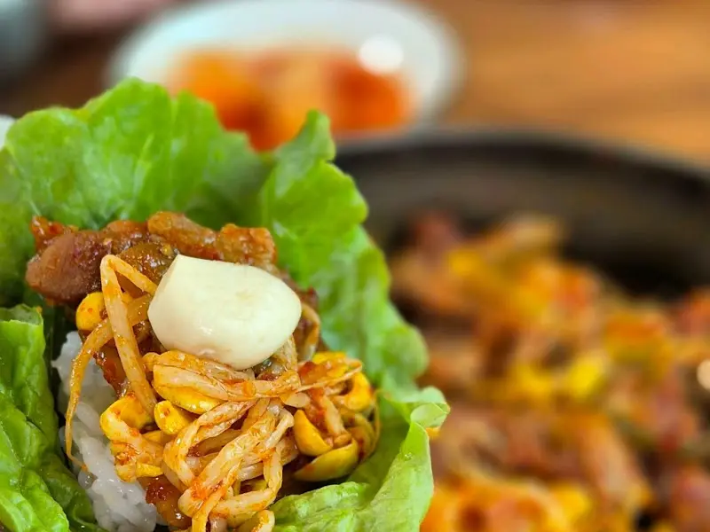 깻잎 쌈에 싸 먹는 두루치기