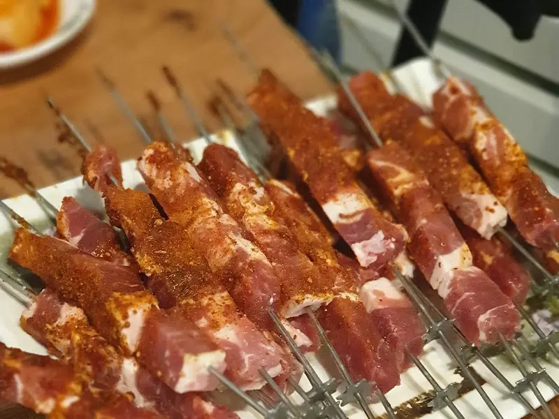 양념에 버무려진 양꼬치