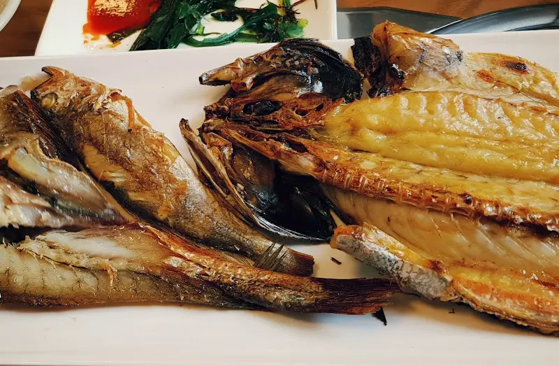 노릇하게 구워진 생선구이 클로즈업