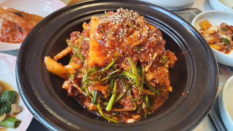 매콤한 양념이 입맛을 돋우는 반찬