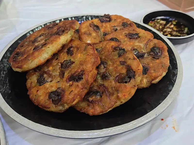 노릇노릇 구워진 꼬막전