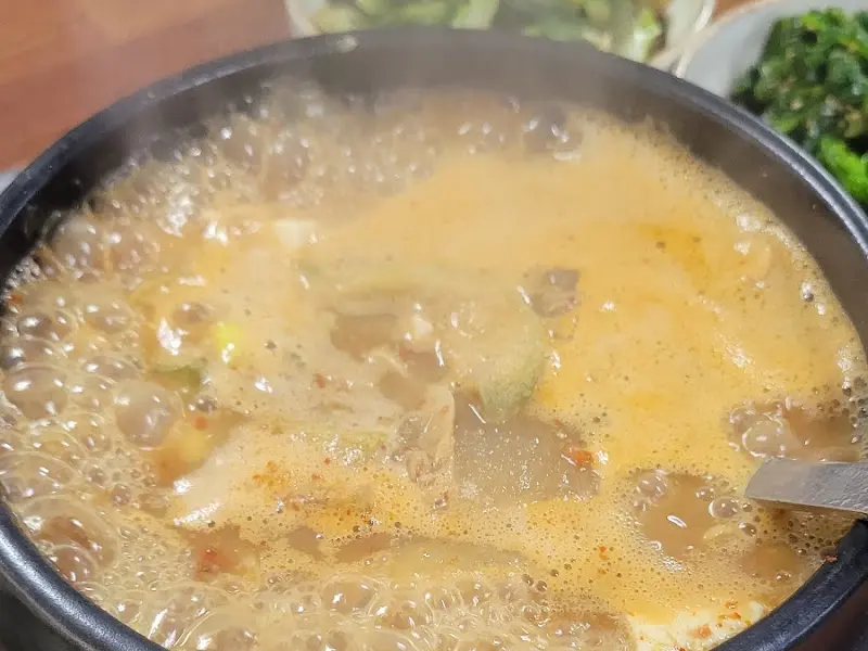 뚝배기에 담겨 보글보글 끓는 청국장