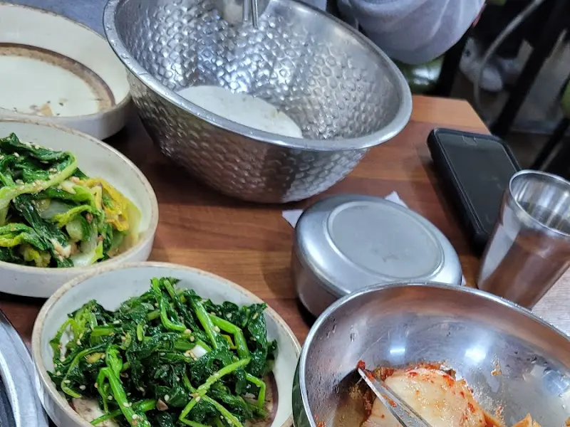 양푼에 밥과 나물을 넣고 비빈 비빔밥