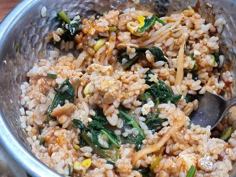 비빔밥을 맛있게 비비는 모습