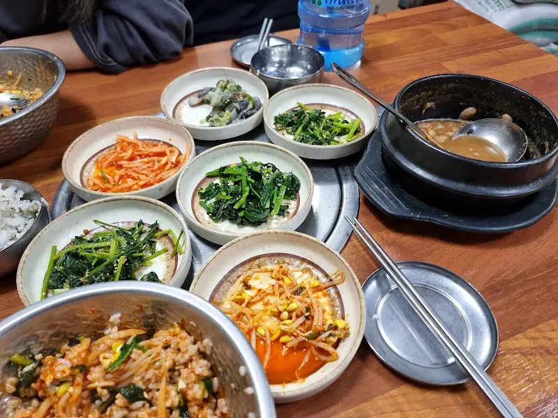 푸짐하게 차려진 한 상