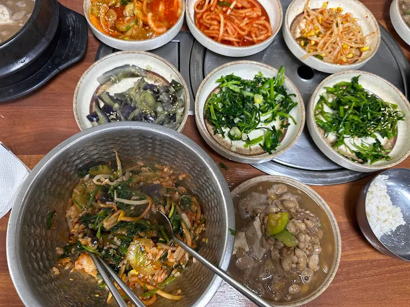 한 상 가득 차려진 모습