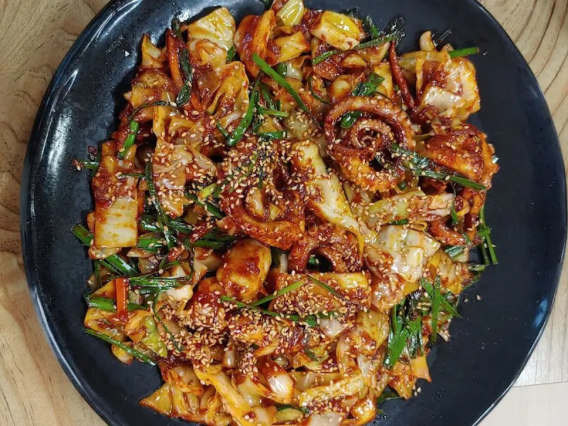 접시에 담긴 매콤한 낙지볶음