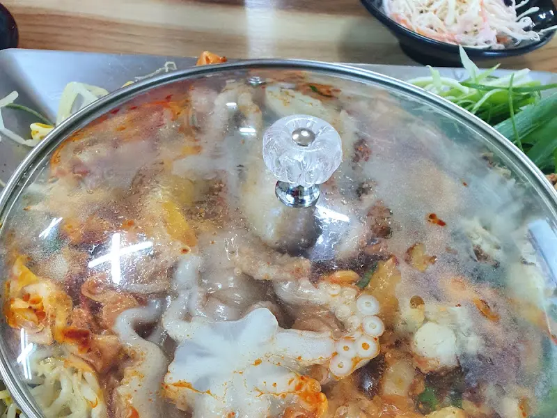 뚜껑이 덮힌 채 익어가는 낙지볶음