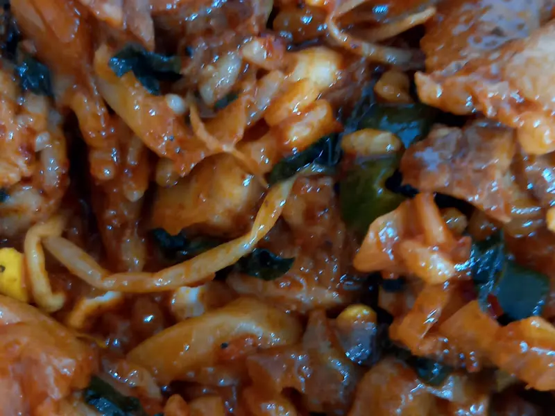 테이블 가득 차려진 낙지 요리