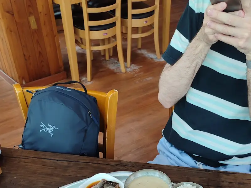 식사를 즐기는 손님