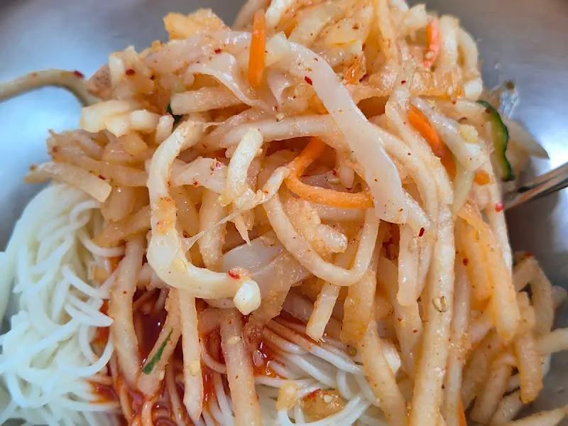 소면과 함께 비빈 오징어 물회