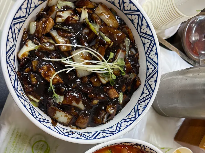 윤기가 흐르는 짜장의 모습