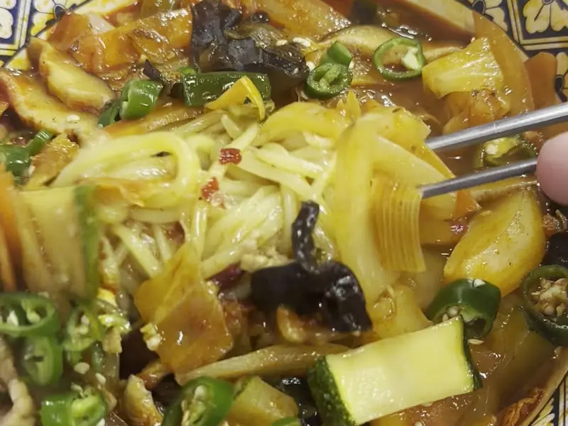 젓가락으로 면을 들어올린 모습