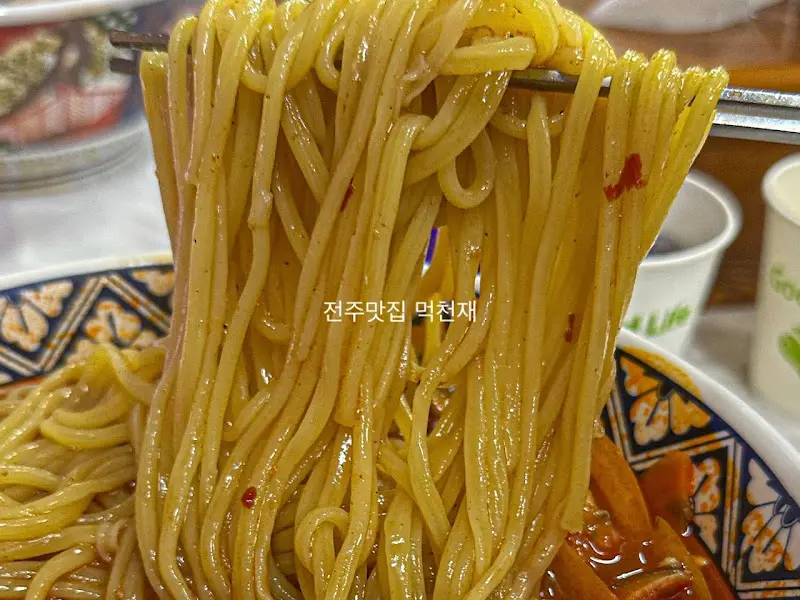 젓가락으로 들어올린 짬뽕 면발