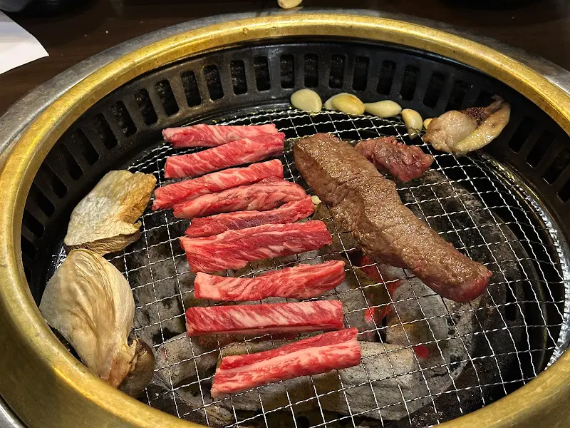 숯불 위에서 구워지는 한우