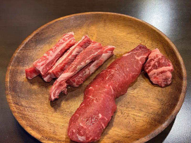 나무 접시에 담겨 나온 먹음직스러운 한우