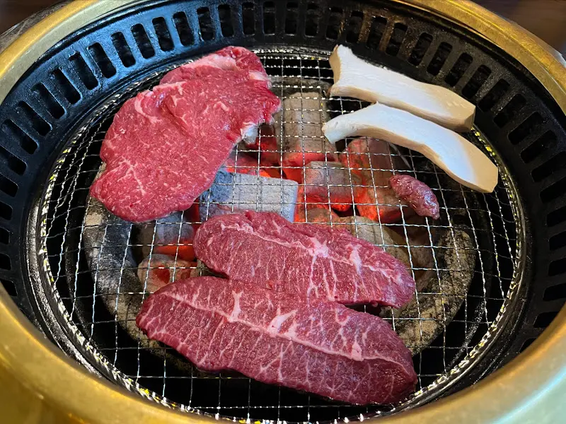 불판 위에서 익어가는 한우와 버섯